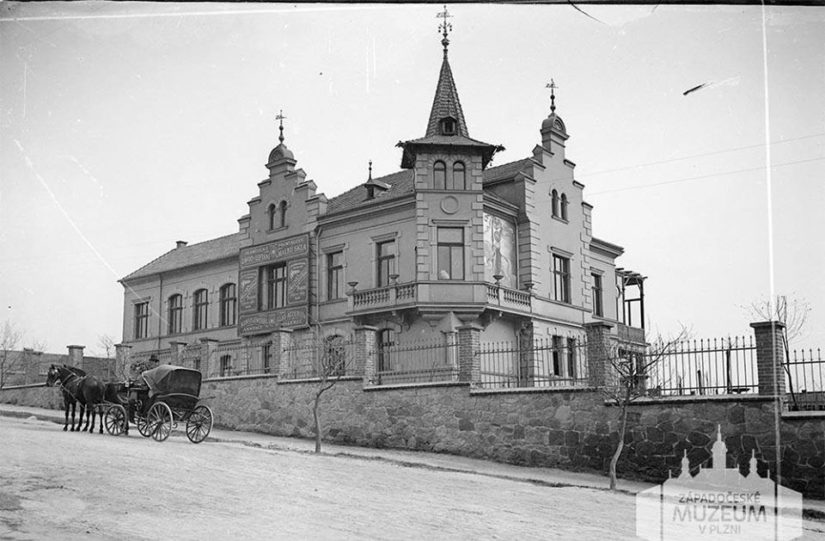 Snímek Čeňka Hrbka z doby kolem roku 1900, na němž zachytil tehdy novou vilu podnikatele Františka Rehwalda na Letné u silnice do Rokycan